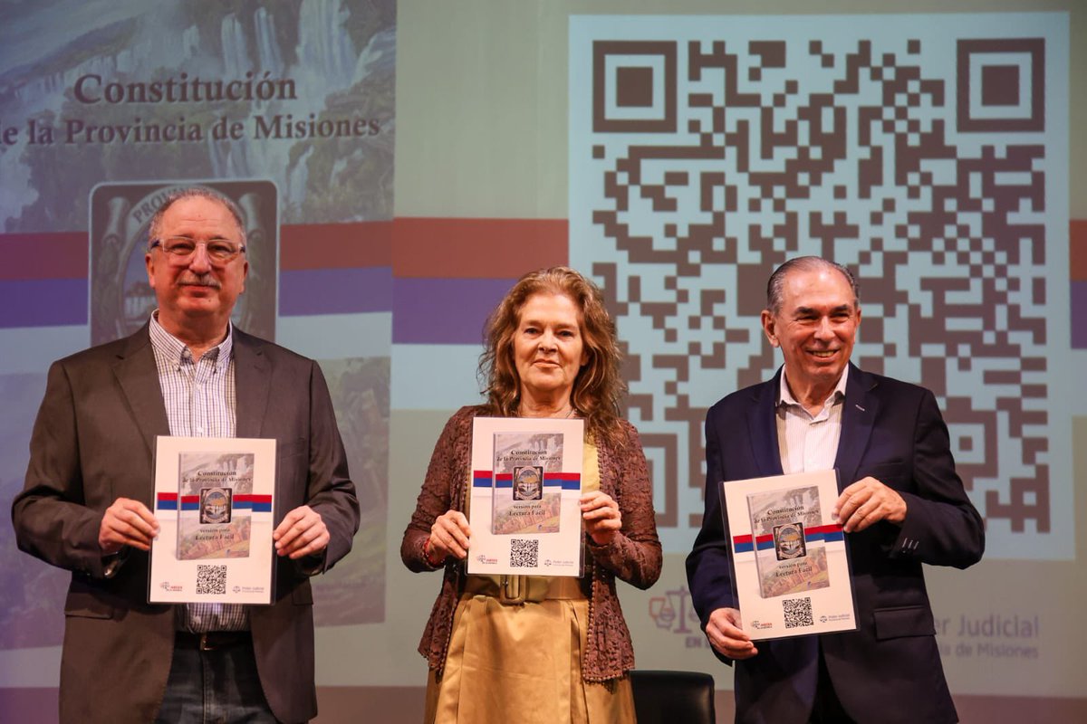passalacquaok's tweet photo. Junto a la presidenta del STJ,  dra. Rosanna Pía  Venchiarutti Sartori y el intendente @LaloStelatto, acompañé la presentación de la Constitución de Misiones en formato de Lectura Fácil, una herramienta que acerca este texto fundamental a nuestros jóvenes con un lenguaje claro y accesible.

A través de un código QR, los estudiantes van a poder consultarla de manera simple, incorporando tecnología para aprender y comprender mejor sus derechos y obligaciones.

La Constitución no es letra muerta, es la base que ordena nuestra vida en sociedad. Conocerla es el primer paso para ejercer derechos, cumplir responsabilidades y construir, entre todos, una comunidad más justa.

Felicitaciones a todo el equipo del Poder Judicial por el trabajo y el esfuerzo por generar estas herramientas. 👏🏻