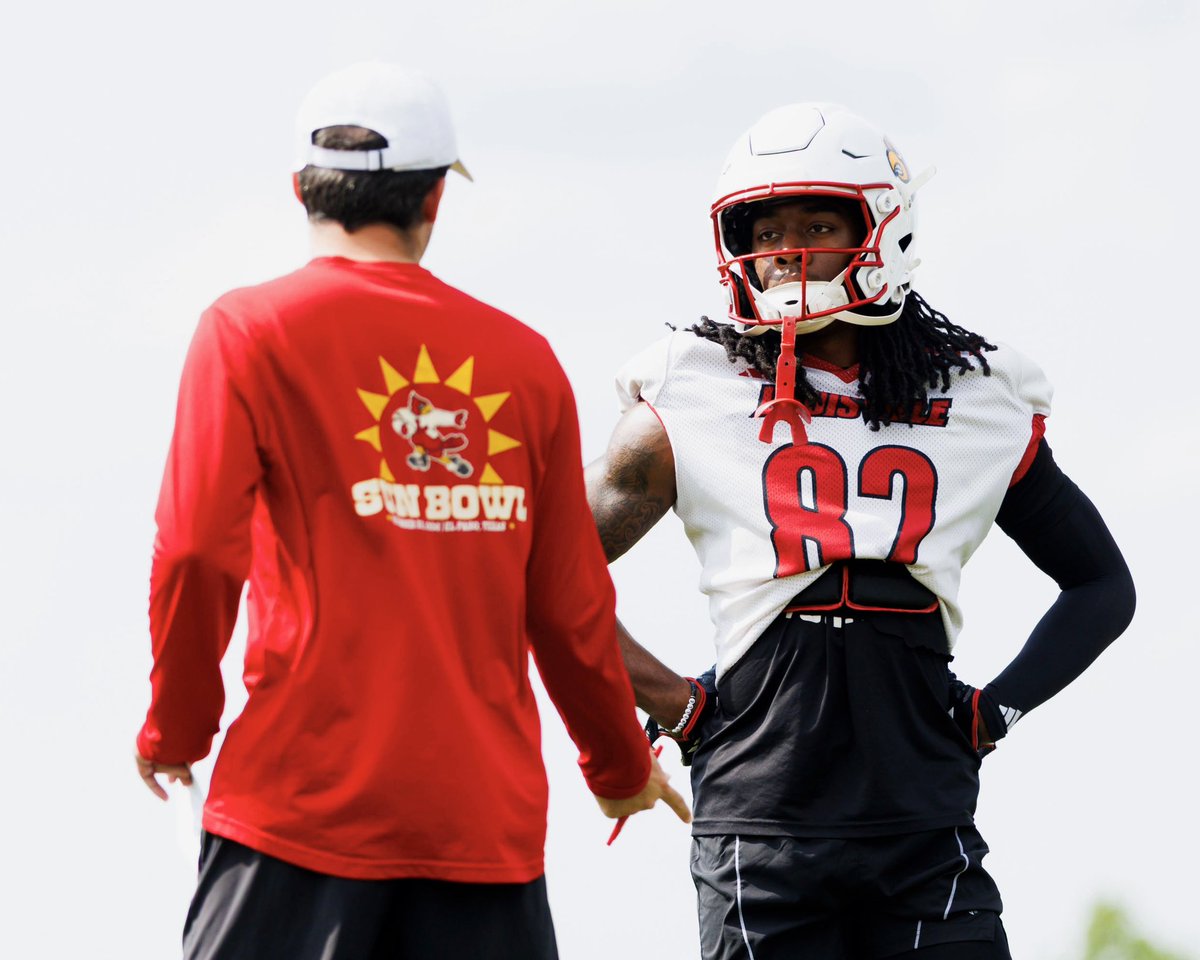 LouisvilleFB's tweet photo. Putting the finishing touches on spring ball

#GoCards https://t.co/QrYpAMyllv