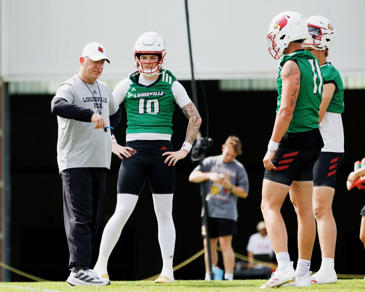 LouisvilleFB's tweet photo. Putting the finishing touches on spring ball

#GoCards https://t.co/QrYpAMyllv