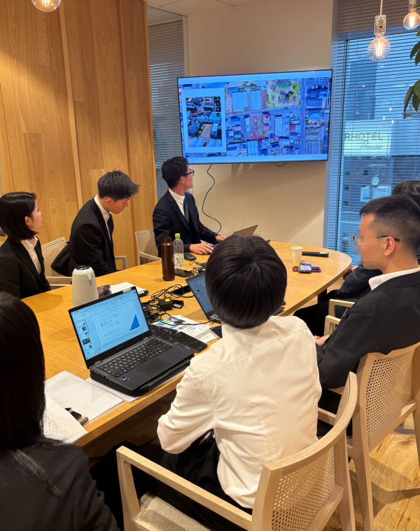 ADI_koho's tweet image. 🔎新入社員研修の様子をチラ見せ

今日から【OJT研修】スタート📣🌸

5/22までの24日間、新入社員は3グループに分かれ、全16部署をまわります。
各部署の業務や役割をはじめ、ADIの事業全体への理解を深めていきます！✨

現場社員も気を引き締めて指導します🪄

#ADI #26卒 #研修 #不動産