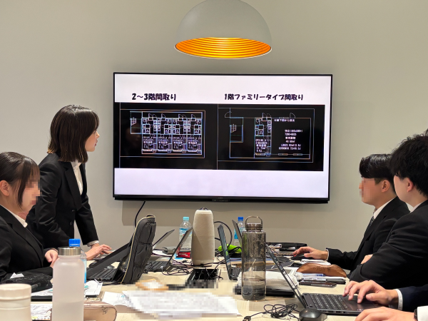 ADI_koho's tweet image. 🔎新入社員研修の様子をチラ見せ

今日から【OJT研修】スタート📣🌸

5/22までの24日間、新入社員は3グループに分かれ、全16部署をまわります。
各部署の業務や役割をはじめ、ADIの事業全体への理解を深めていきます！✨

現場社員も気を引き締めて指導します🪄

#ADI #26卒 #研修 #不動産