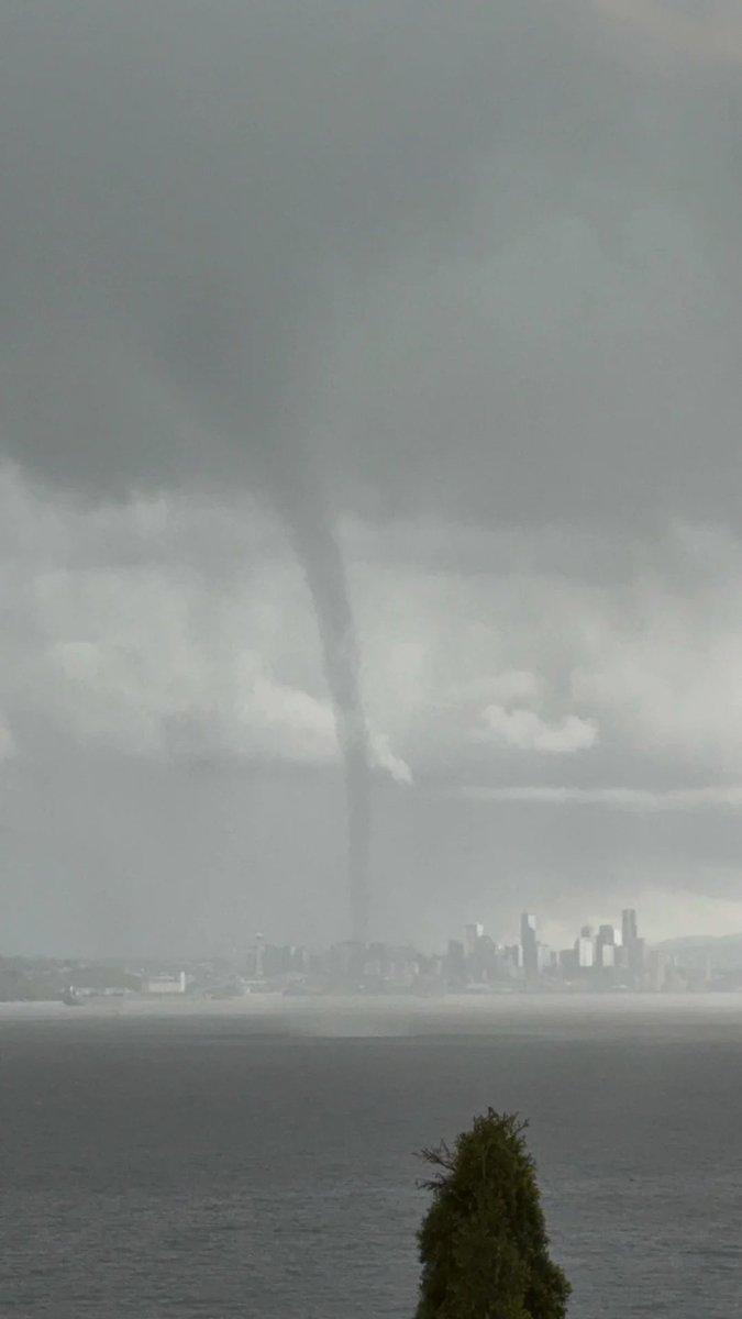 grandpairoh's tweet photo. @The_Weatherman2 @KSeattleWeather @NWSSeattle Another angle via Seattle reddit https://t.co/5q7zA85cq1