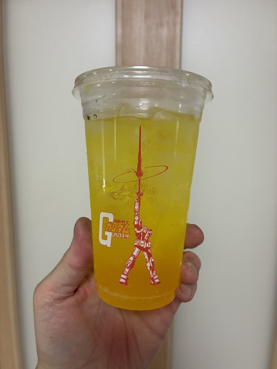 昨日は会社帰りにマクドナルドに寄り、ガンダムコラボのチキンタツタを買って帰りました。

飲み物は甘すぎたので嫁にあげて、自分はビールにチェンジ。

特に限定アイテムとか貰える訳ではないので少し物足りないコラボだけど美味しくいただきました！笑
