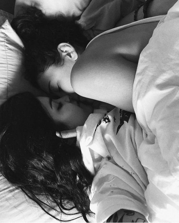 cachemirror's tweet photo. el amor entre mujeres es sencillamente perfecto. https://t.co/6eZSIaFrJg