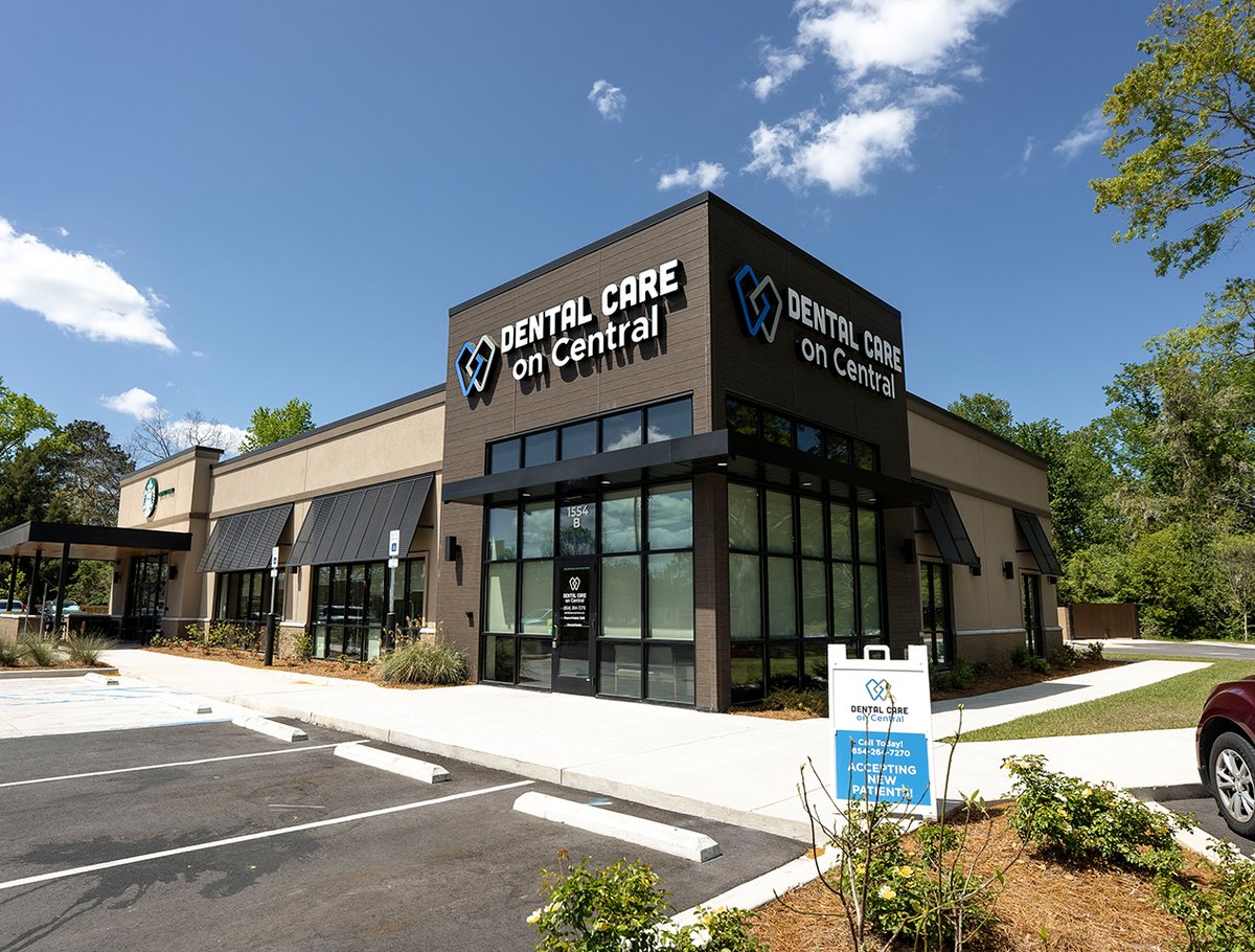 WMGDev's tweet photo. Looking smooth in Summerville, SC.

@Starbucks  and @HeartlandDental (Dental Care of Central) buildouts are complete and officially open, and a brand-new @Chase branch is hitting the home stretch just across the parking lot.

#WMGDevelopment #SouthCarolina #CRE #Starbucks #HeartlandDental