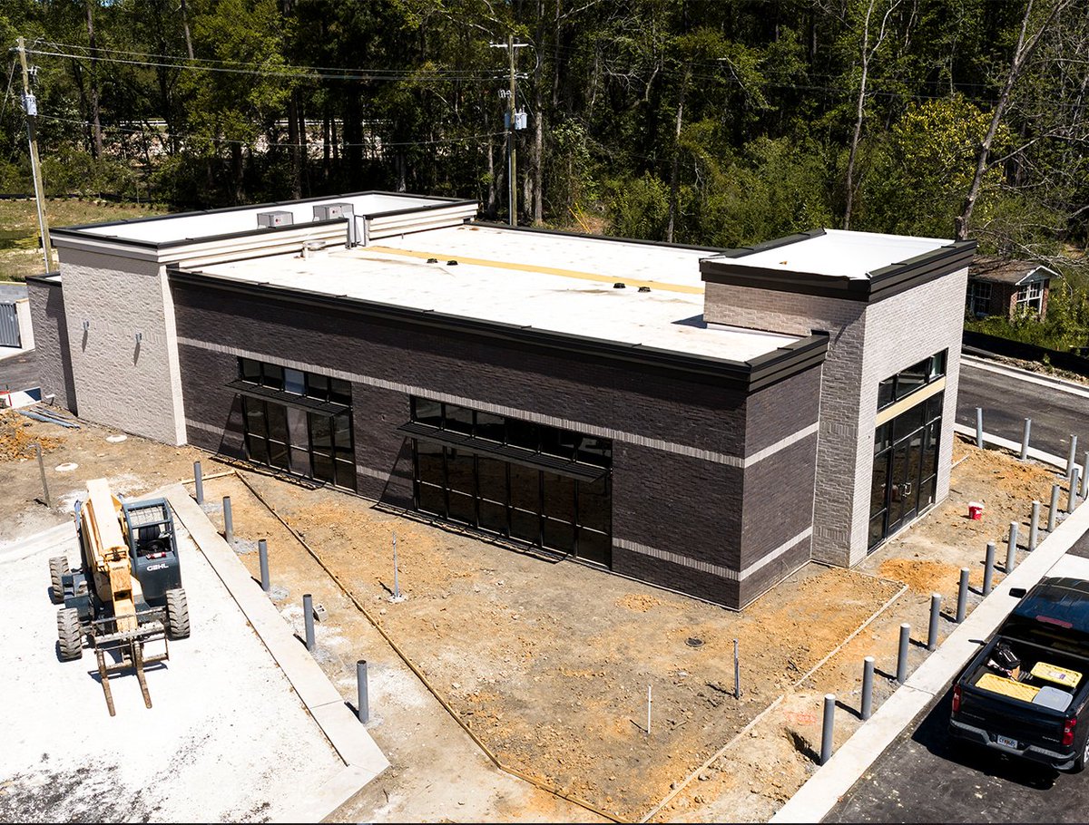 WMGDev's tweet photo. Looking smooth in Summerville, SC.

@Starbucks  and @HeartlandDental (Dental Care of Central) buildouts are complete and officially open, and a brand-new @Chase branch is hitting the home stretch just across the parking lot.

#WMGDevelopment #SouthCarolina #CRE #Starbucks #HeartlandDental