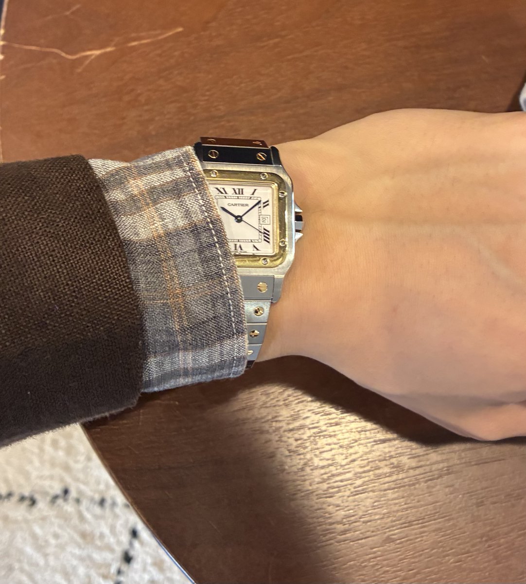 スーツもシャツもリネン。
色合いは完全に秋ですが。

土臭い格好の時にはキラキラした時計が合うと思ってます。