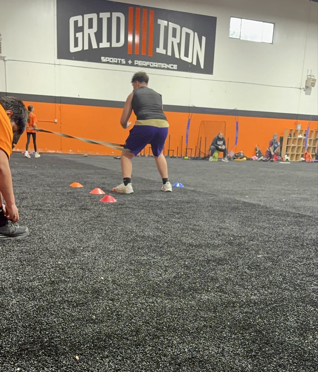 MaxBrown__67's tweet image. No days off. No excuses. No shortcuts. Just work. #footwork #OLtraining #football #freahmenyear 
Grateful for Coach @tt_91tagovailoa working me extra.