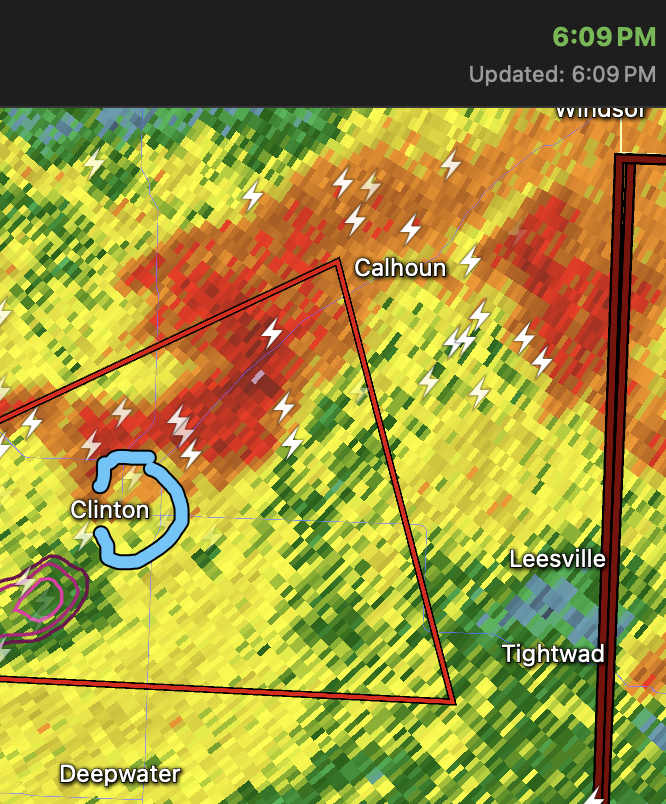 USWeatherExpert's tweet image. The #Tornado near Clinton #Missouri is lofting debris. Take cover in eastern Henry Co.!!