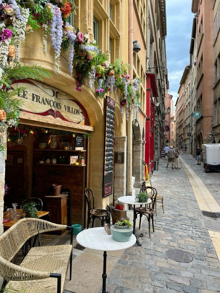 echoesofworld's tweet photo. Lyon, France https://t.co/u0IEn7tJOu