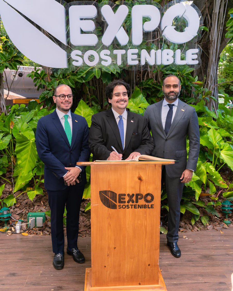 jeanmarcopou's tweet photo. Un placer acompañar a mis amigos del Consejo de Desarrollo Económico y Social de Santo Domingo (CODESSD), y a su presidente Samuel Sena, en la apertura oficial y firma del libro de ExpoSostenible 2026. https://t.co/FBtwohqUrE