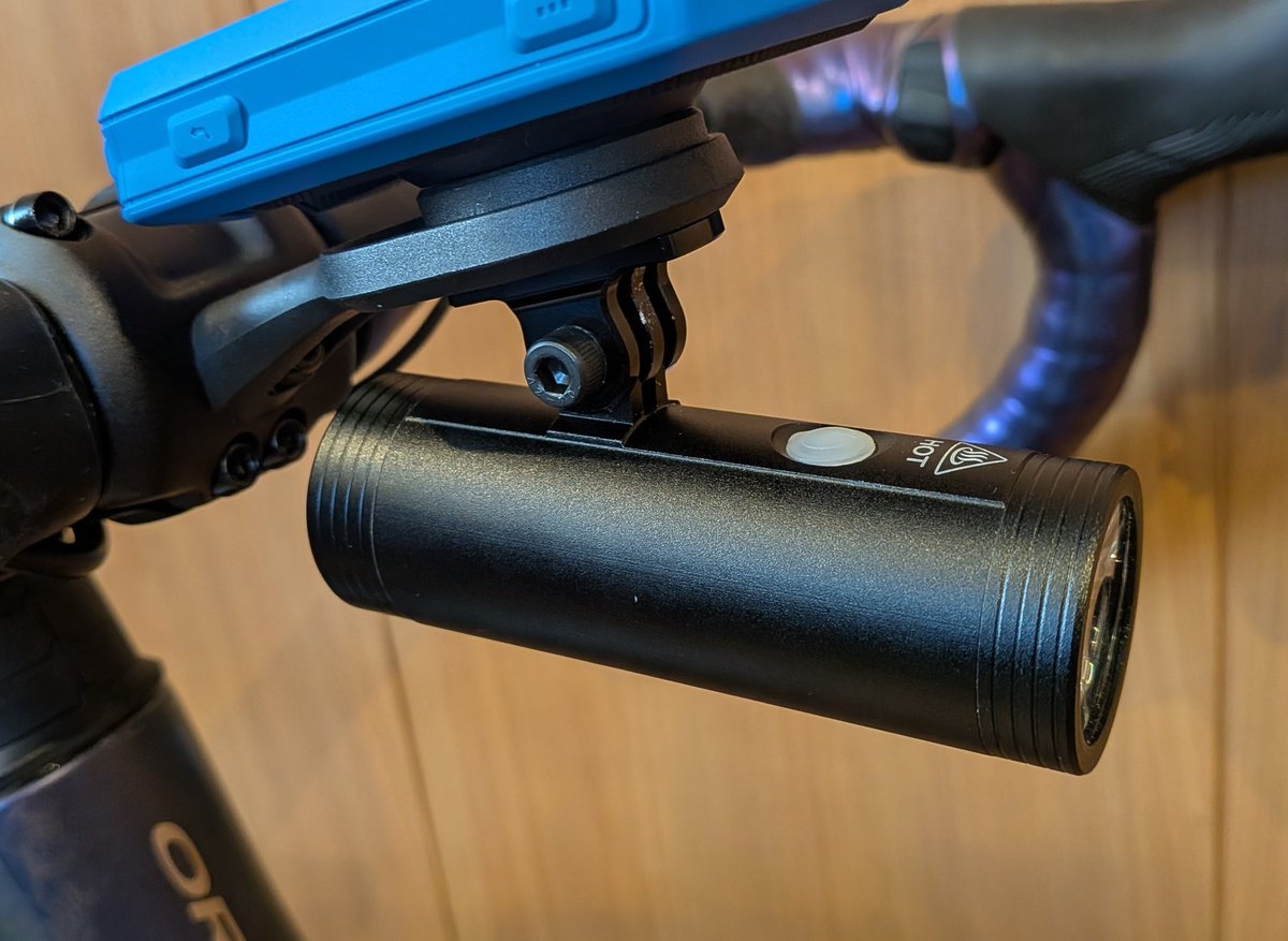 Scott_XC40's tweet photo. ジャンク箱をかき回していたら使わないまま死蔵していたロックブロスのGoProマウント直付けタイプのフロントライトを見つけた(既にディスコン)🧐
マウントアダプターが無い分こちらの方がスッキリしているので、しばらくコレで行ってみよう👍
#OrbeaGain https://t.co/JIMWHldTAw
