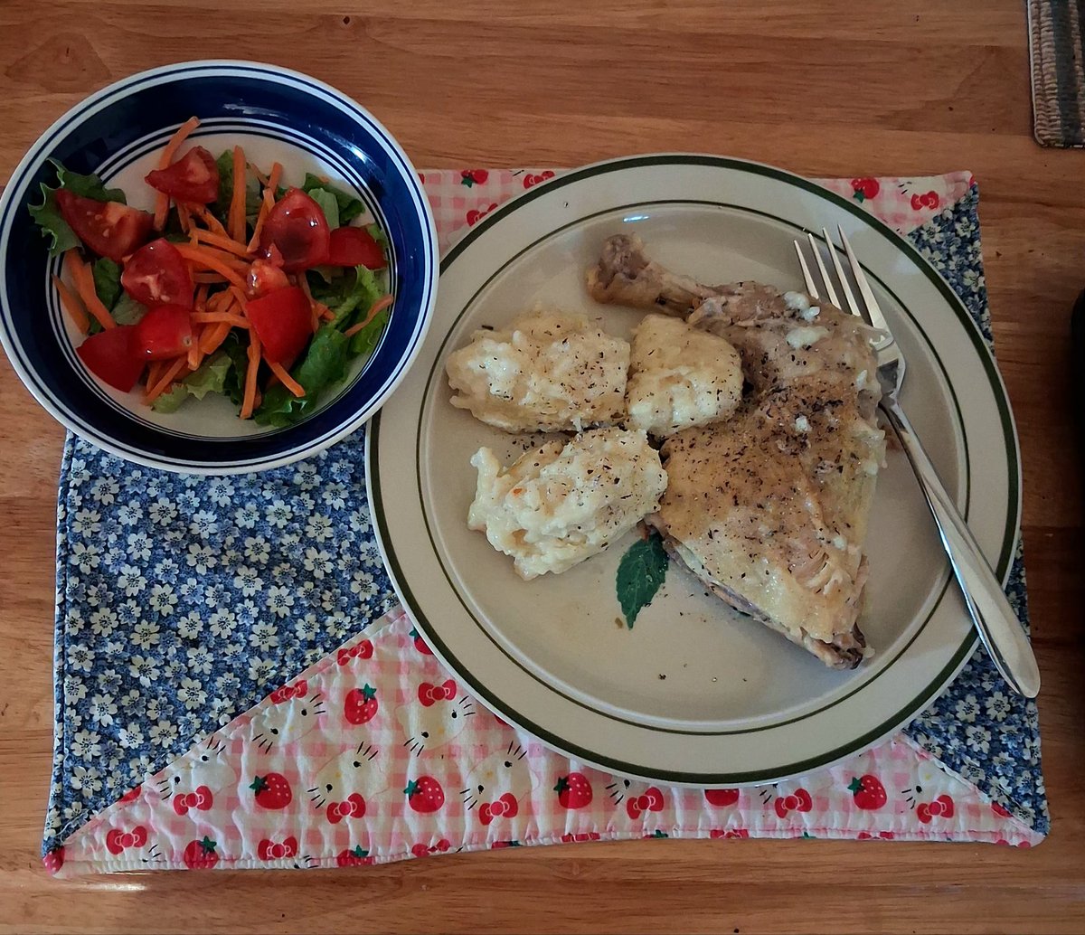 EllenRday's tweet image. My youngest brother is over for some comfort food tonight after a wild weather night. Chicken, homemade dumplings and salad. #chicken #homemadedumplings #cookofthehouse 🐔🥗🍽