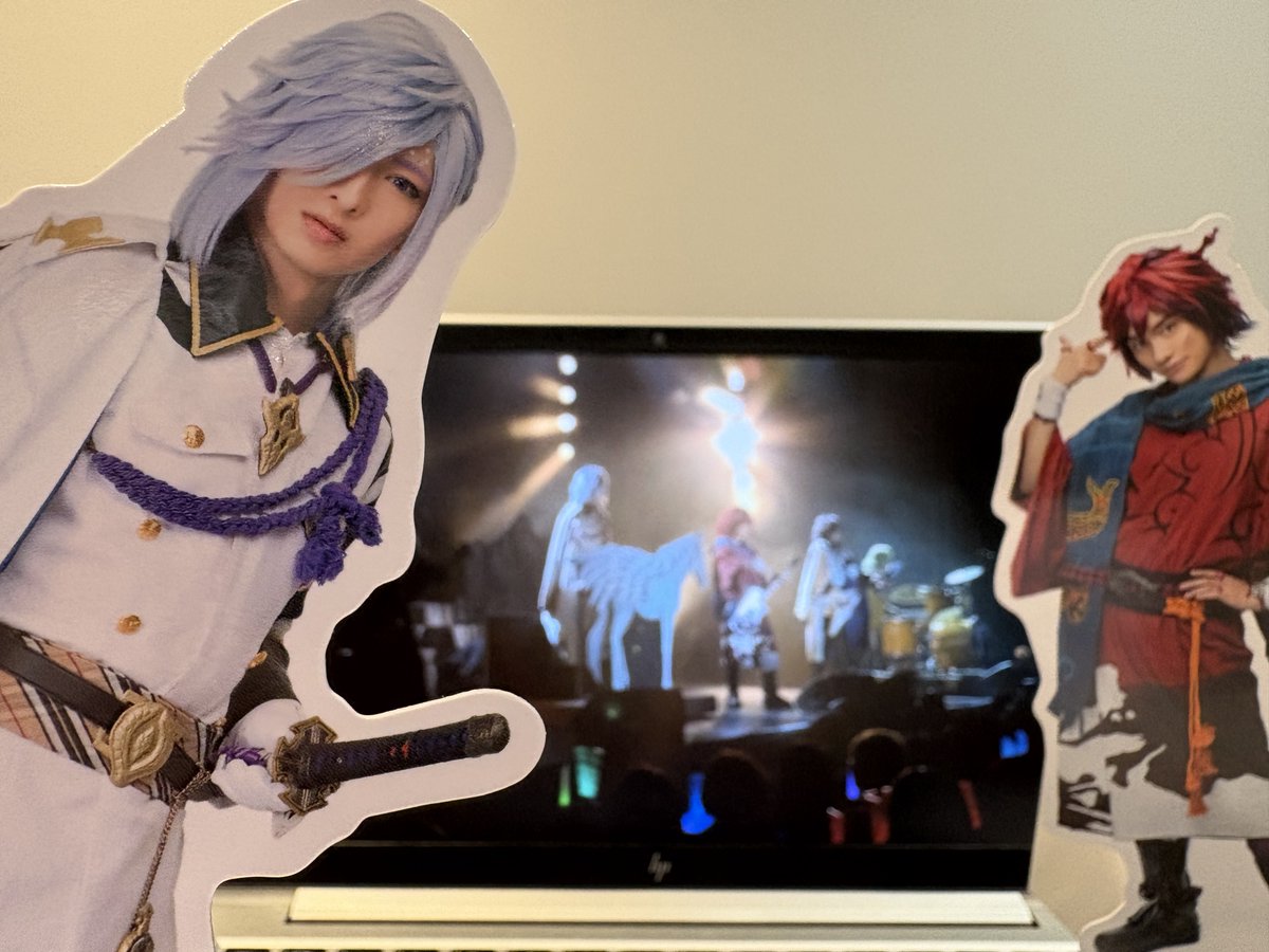 トサカくん、なに1人で遊んでるの(沖田)

ソウちん！わしらの思い出を見返しておったんじゃ！ソウちんも一緒に見るぜよ！(龍馬)

…ちょっと、近いよトサカくん。2人で見るにはこの画面小さすぎるんじゃない？(沖田)

#幕末Rock