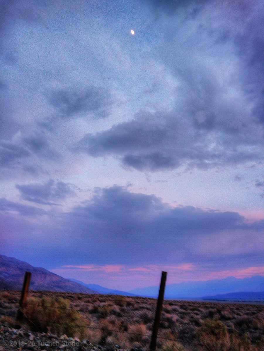 Lunam ac nubes
===
#BigPineCA #BigPine #Highway395 #OwensValley #InyoCounty