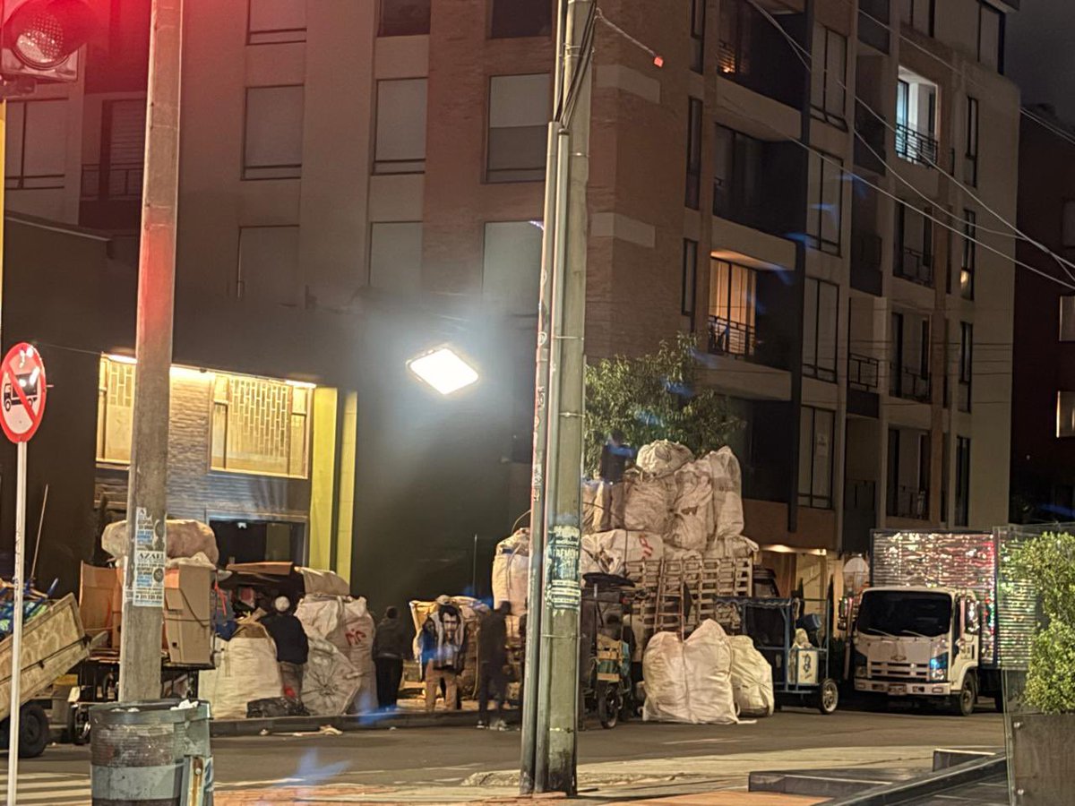 MichaelSegCD's tweet photo. Pilas! Este es el estado de la calle 116 con 17 ya tuvimos pelea con machete entre carreteros, hoy estamos en reunión con la comunidad y sus entidades Sr Alcalde @CarlosFGalan , dentro de poco nos van a dejar un #homicidio si no hacen nada. https://t.co/obM3R9hw98