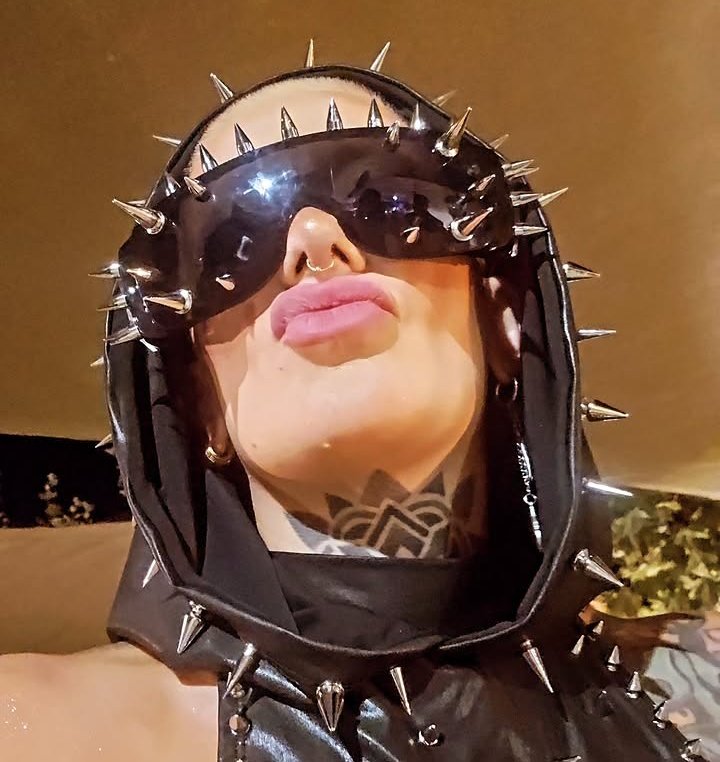 QUE BAJÓN ser un EX GH(ARG) SIN TALENTO, QUE HAYAN TRATADO DE LOCA, PSIQUIÁTRICA, QUE NO LA ACEPTEN COMO SHOWOMAN Y AHORA SIGUIENDO LAS REDES DE LOS GEMELOS PARA TRABAJAR DONDE LA LLAMARON A ELLA

SON Y SERÁN SIEMPRE LAS SOMBRAS DE FURIA. 

#CARCELGEMELOS4