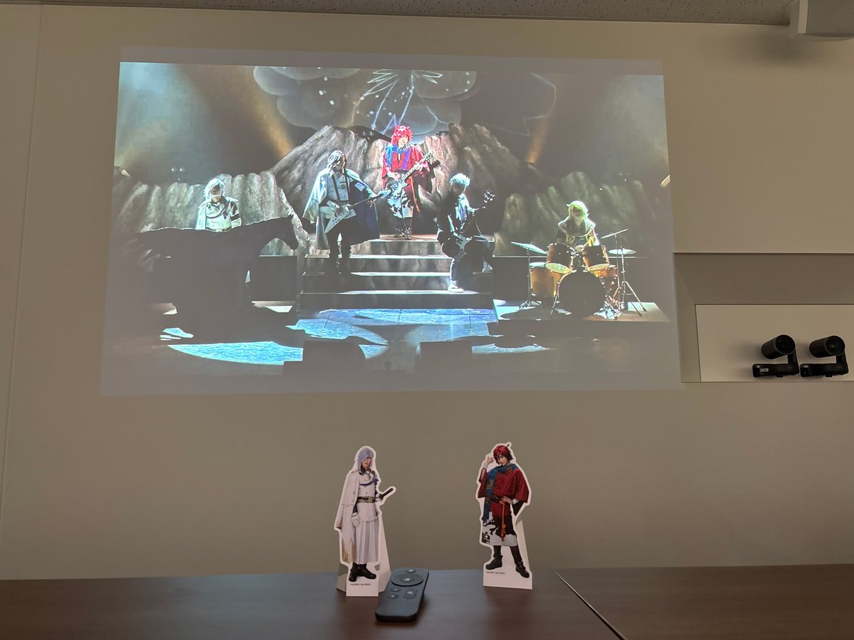 そういえばこの投影機(プロジェクター)で映像が流せるって土方さんが言っていたような…(沖田)

おおっ！でっかい画面がついたぜよ！(龍馬)

#幕末Rock