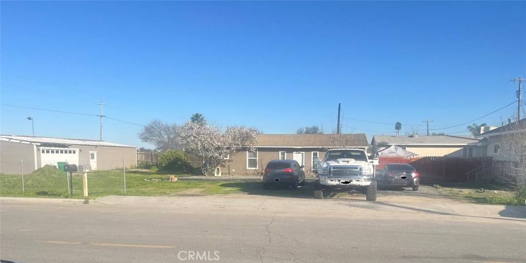 SumanRealtor's tweet photo. 🏡 2145 Dairy, Corcoran: 3-unit multi-family on 0.46 acres! Main 3/1 &amp; 2/1 both rented, studio vacant. Live in one, rent the rest! Separate meters, leases in place. See more: https://t.co/bqEPJj5Ced #CorcoranCA #InvestSmart https://t.co/68ckN68LwG