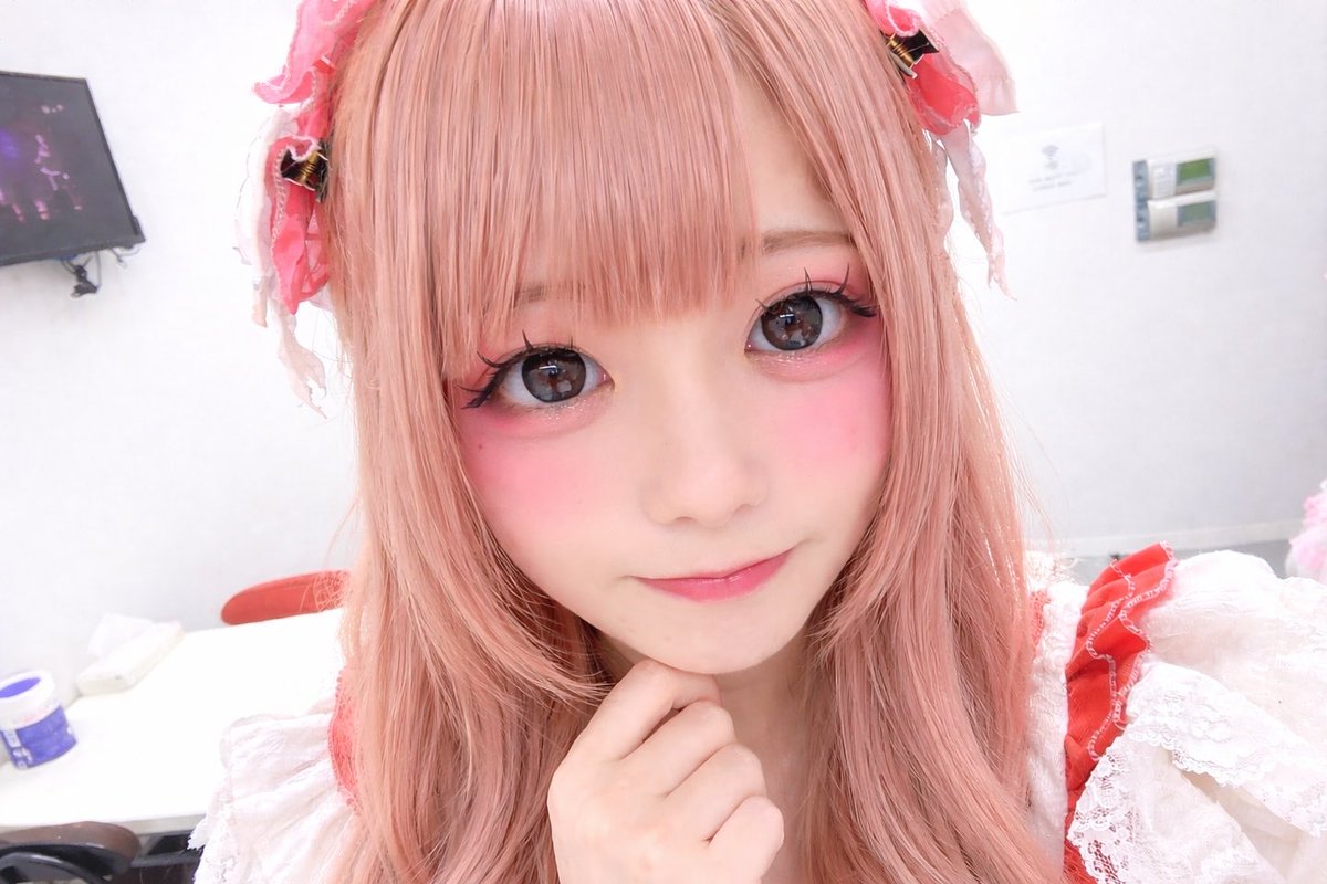 髪の毛染めたくてチャッピー先生にイメージお願いしたらこれやた
誰？笑