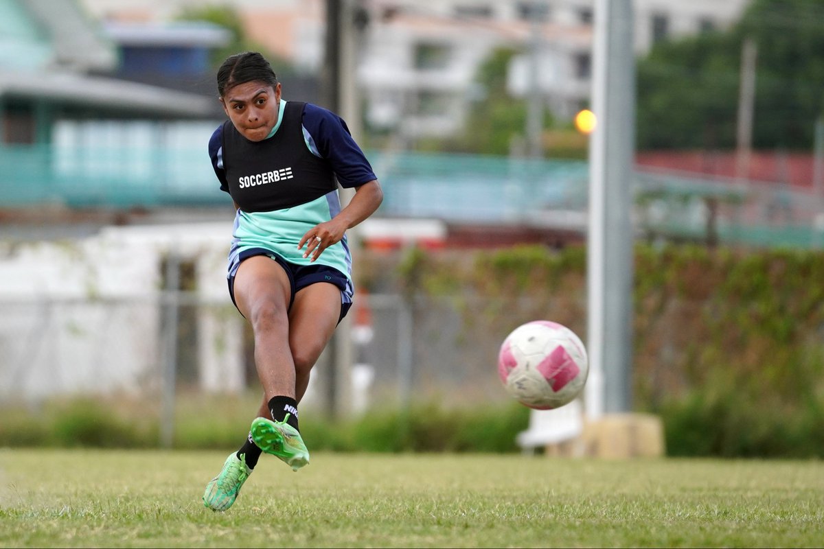LaSelecta_SLV's tweet photo. ¡Primer entreno en Puerto España! 🇸🇻🇹🇹 

#LaSelectaFemenina #Eliminatorias #Concacaf https://t.co/twft4bWpjm