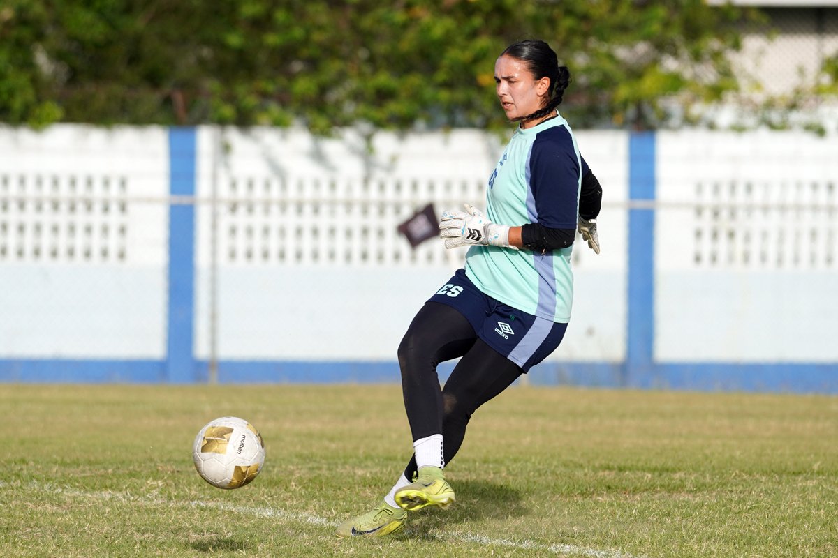 LaSelecta_SLV's tweet photo. ¡Primer entreno en Puerto España! 🇸🇻🇹🇹 

#LaSelectaFemenina #Eliminatorias #Concacaf https://t.co/twft4bWpjm