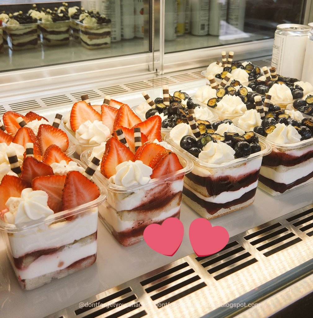 Dont4getSnacks's tweet image. When you're feeling like cake but running short on time... cake in a cup it is! 🍰 
dontforgetyoursnacks.blogspot.com/2026/04/c-mark… #treatyourself #fika #coffee #coffeetime #dessert #snacks #sweettooth