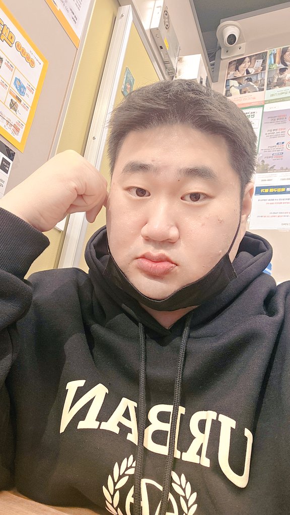 chubby_diet's tweet photo. 오랜만에 글 써보네요.
가정상황에 엑스를 떠났었지만 어느정도 해결되어 다시 왔네요ㅎㅎ
다이어트도 하고 있는데 아직 멀었지만 빠지고 있고 2자리 목표로 더욱 열심히 달려보겠습니다ㅎㅎ
예전에 얘기 나누던 분들이나 새로이 친해지신분 모두 다시 잘 부탁드립니다! https://t.co/J3NUgAFbak
