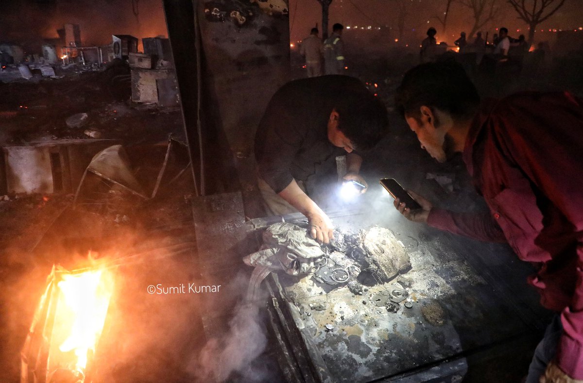 skphotography68's tweet image. गरीब की बस्ती में आग का खेल बड़ा निराला होता है... किसी की बरसों की मेहनत को जलने में चंद मिनट लगते हैं। विकास नगर के इस अग्निकांड ने कई परिवारों से उनकी छत छीन ली, अब आसमान ही इनका ठिकाना है। 

#lucknow #slumfire #lucknowdiaries #photojournalism
