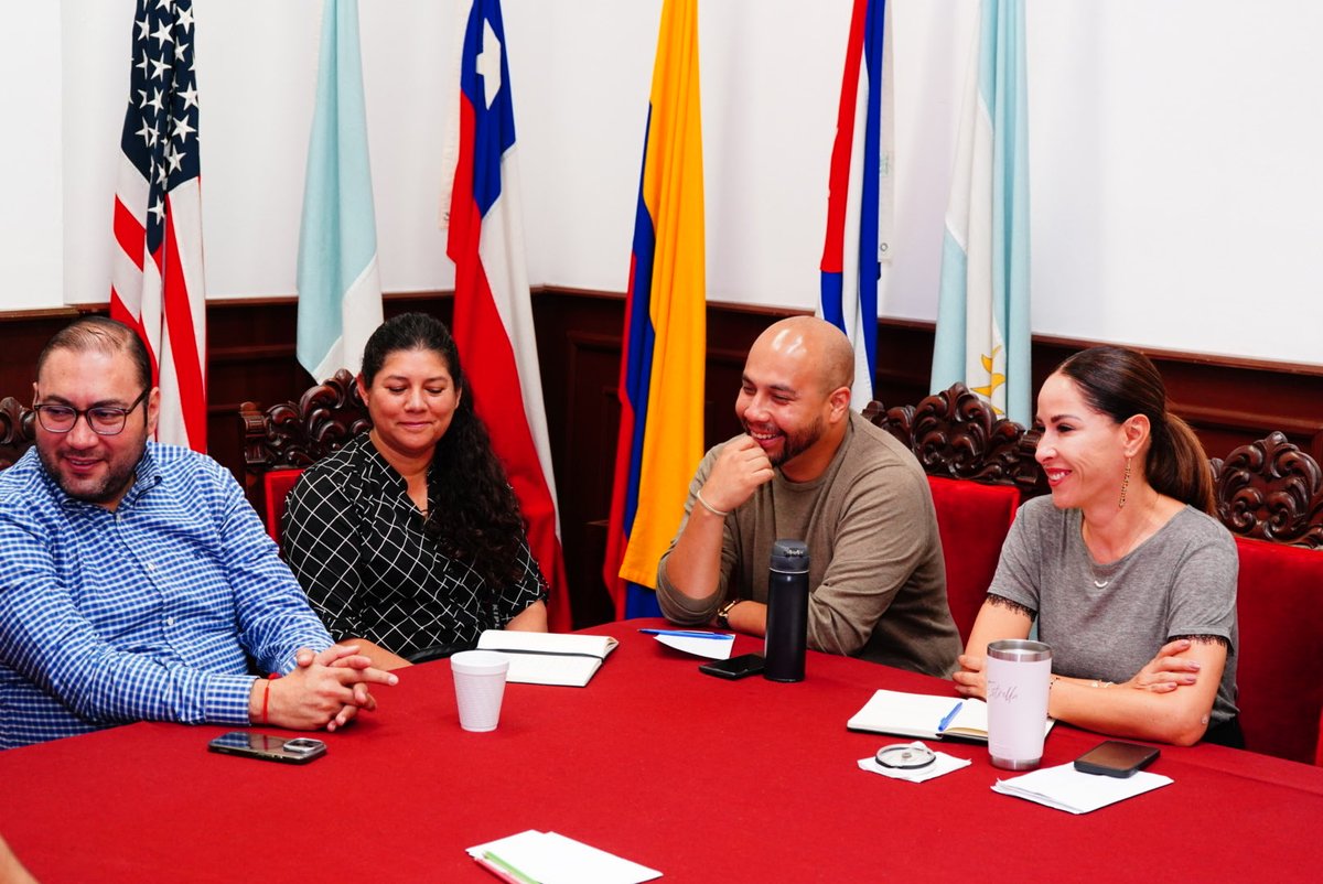EstrellaRojasL's tweet photo. 🤝 Coordinación que suma

Nos reunimos con vecinas y vecinos, junto con el equipo de Gobernación del @qromunicipio y la Superintendencia, para atender y dar seguimiento a temas clave del Centro Histórico. 🏛️

Seguimos trabajando en equipo para cuidar el orden, fortalecer la seguridad y procurar el bienestar de nuestras comunidades. ✨