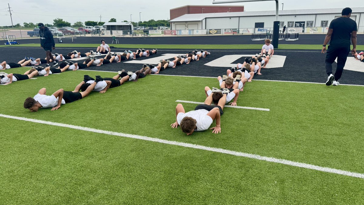CoachZBirdwell's tweet image. Boot Camp Day 14 🎯

𝕨𝕙𝕒𝕥 𝕚𝕤 𝕥𝕙𝕖 𝕓𝕣𝕒𝕟𝕕?
@JosephCuellar23 #fearless 

Can’t wait to watch these guys compete today. Area Track Championship on the line #THEquesT