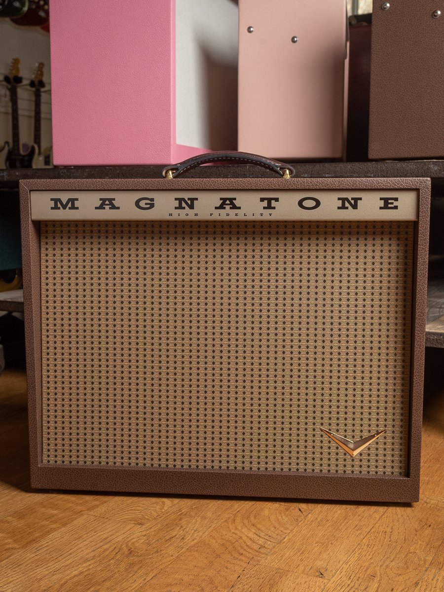 ChicagoMusicEx's tweet image. bit.ly/4a5qbzt | “Princeton killer”… bold claim. 👀 The new @magnatoneusa Kingston just landed at CME—12 watts of hand-wired, all-tube attitude. So what’s the move… Are you plugging in today? #CME #MagnatoneAmps #MagnatoneUSA #GuitarAmp