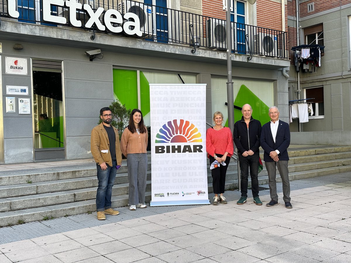 Gaur goizean aurkeztu dugu Bilboko Euskararen Etxean, #BIHAR egitasmoa; hizkuntzak biziberritzeko kontakizunak edo diskurtsoak erdigunean jartzen dituen egitasmoa. 

Informazio gehiago hemen: bihar.eus

<a href="/slklusterra/">Soziolinguistika K.</a> #Plazara <a href="/TaupaMugimendua/">Taupa euskaltzaleen mugimendua</a>