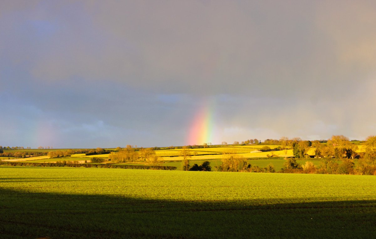 IanW1985's tweet image. An end of day glimpse of #rainbow colour over the #LincsWolds . Exact location of the pot of gold is unclear! #loveukweather #Lincolnshire @peter_levy @Hudsonweather