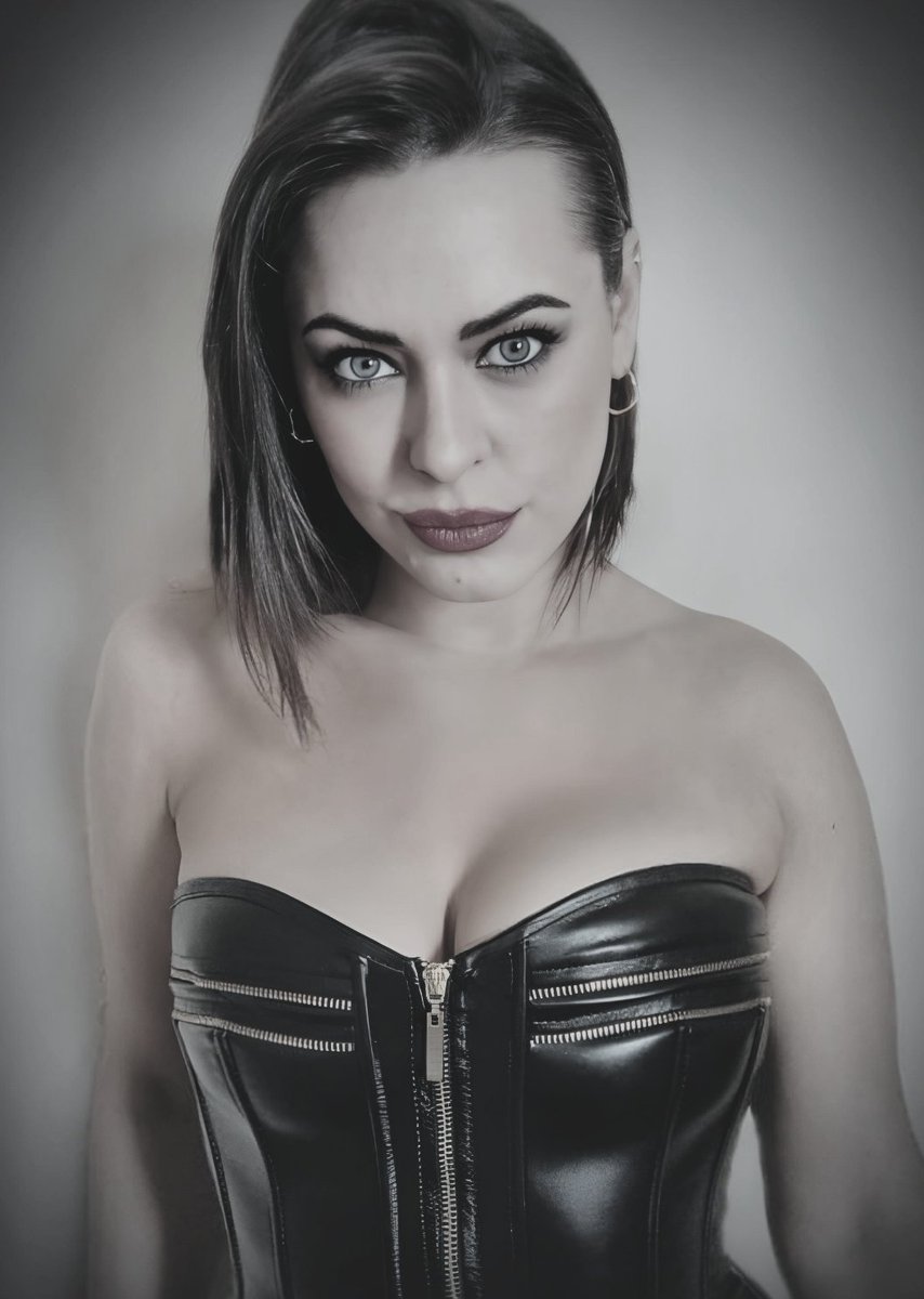 Dominatrix Kayleigh tweet media