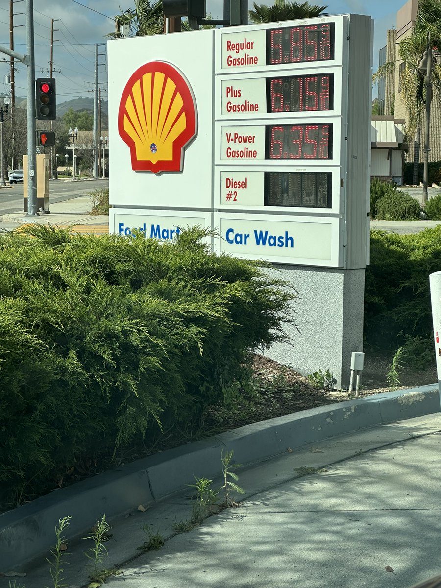 Lydia_MarieM's tweet image. @PressSec Really, B ? Not a chance. Gas in #SoCal is - 

News Flash:  UNAFFORDABLE !! Those numbers  ⬇️  are $6.85 9/10 - $6.35 9/10!