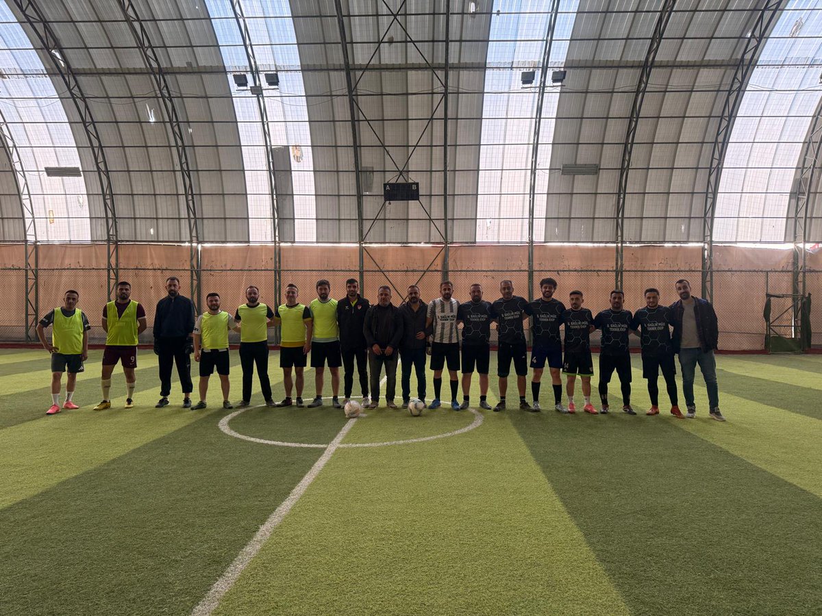SesHakkari's tweet photo. SES Halı Saha Futbol Turnuvamız bugün oynanan 3 maçla başlamıştır. Dostluk ve dayanışmanın kazandığı bir turnuva dileğiyle..
#SESvarUMUTvar
@sesgenelmerkezi https://t.co/VgWh5PlcsI