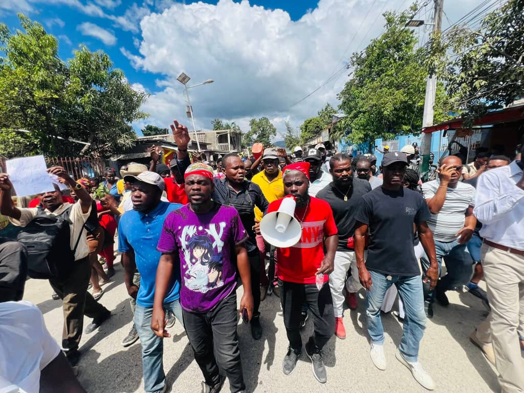 JacmelTV's tweet photo. À Jacmel une marche de protestation a été organisée ce mercredi 15 avril 2025 pour dénoncer la terreur des bandits à Seguin et exiger l'intervention des forces de l'ordre dans la zone. https://t.co/0nOiNCEMbe