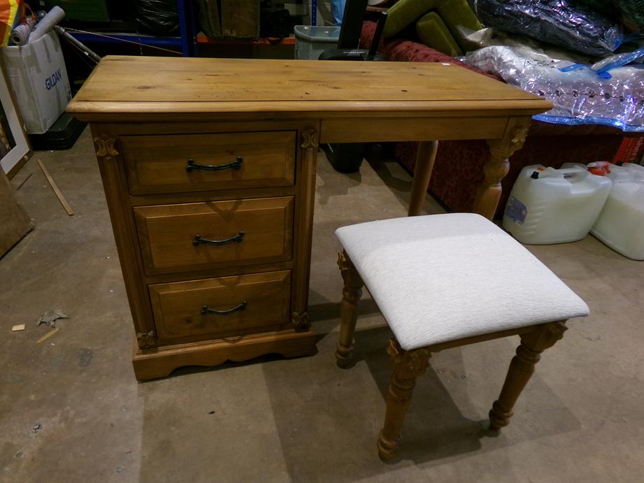 MewsAuctions's tweet image. Available this Friday 17th April. Auction starts at 6pm.

Pine Single Pedestal Desk and Stool.

#pine #desk #stool #furniture #auction