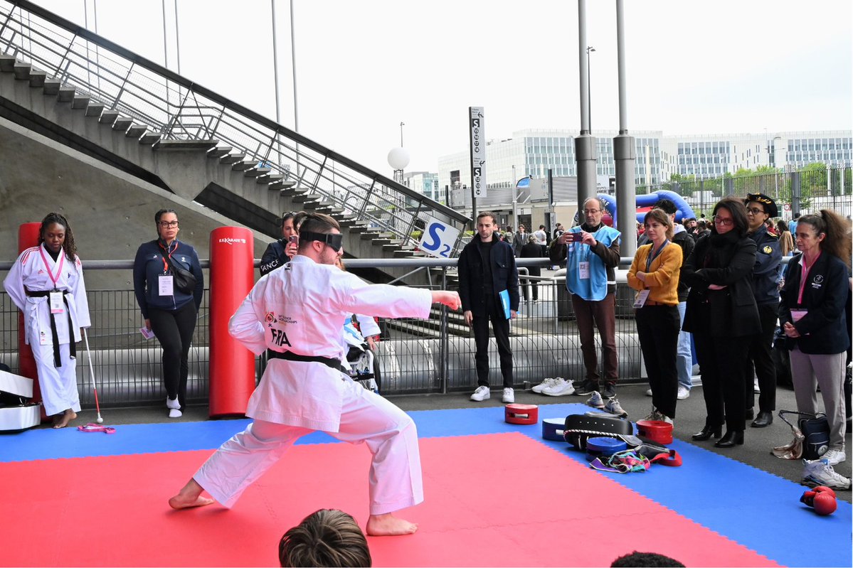 Prefet93's tweet image. #Sport #Inclusion

Marina Ferrari, ministre des sports, de la jeunesse et de la vie associative, a participé à la Journée Évasion organisée par l’association « Premiers de Cordée » au Stade de France.

Accueillie par Animya N’Tchandy, sous-préfète de Saint-Denis, la ministre a pu