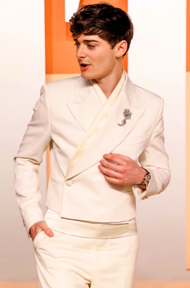 AngelInTheRightSideUp tweet media