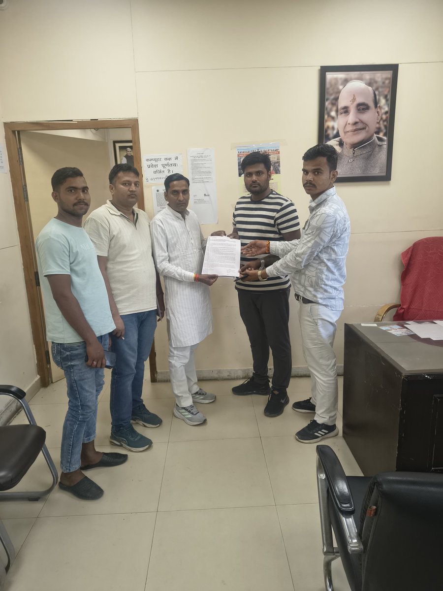 #UPSI परीक्षार्थियों की मुख्य 03 मांगे~
1. वर्तमान में प्रक्रियाधीन #UPSI भर्ती में कम से कम 2 हजार पदों की वृद्धि हो।
2. रिज़ल्ट के साथ स्कोरकार्ड दिखाएं जाए।
3. अंतिम चयन परिणाम के बाद खाली पदों को भरने के लिए वेटिंग लिस्ट जारी हो।
#UPSI_INCREASE_2000_POST
#UPSI_SHOW_MARKS