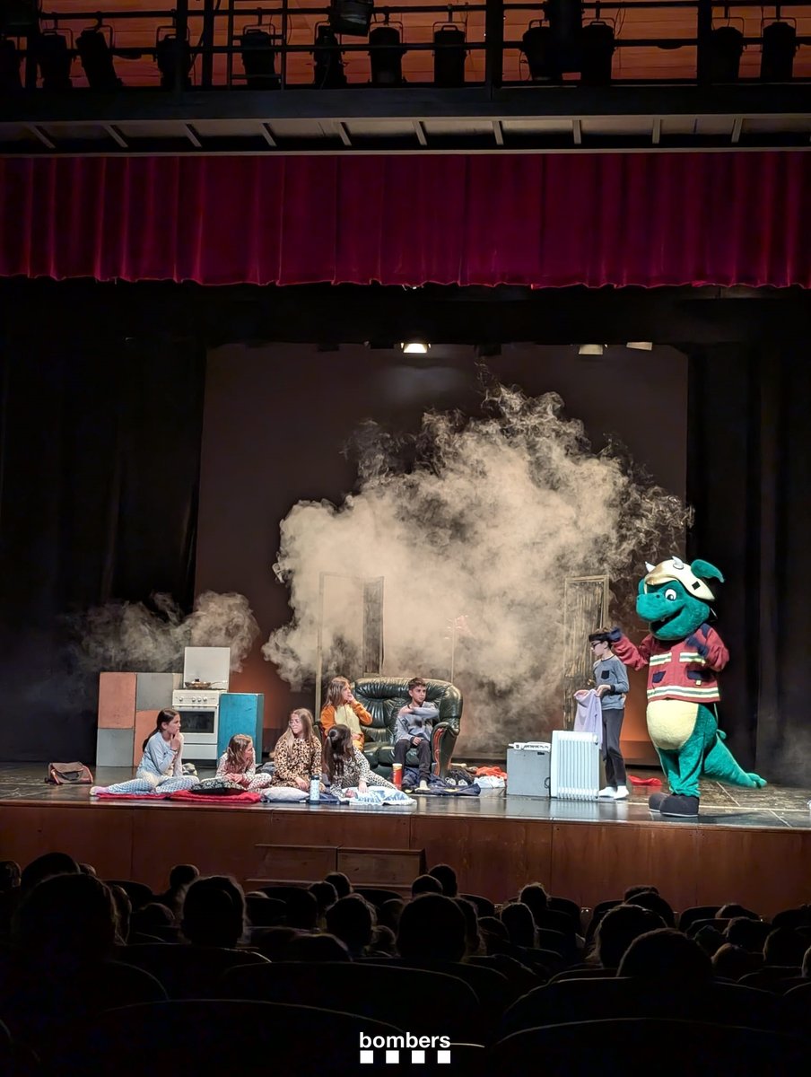Aquesta setmana, #bomberscat representem al Teatre Escorxador de Lleida l'obra de teatre Avança't al foc. Més de 900 infants aprendran amb el 'Marraquet Bomber' i l’Aula Municipal de Teatre a prevenir incendis a la llar i com actuar si ens hi trobem

<a href="/paerialleida/">Ajuntament de Lleida</a> <a href="/govlleida/">Delegació del Govern a Lleida</a>