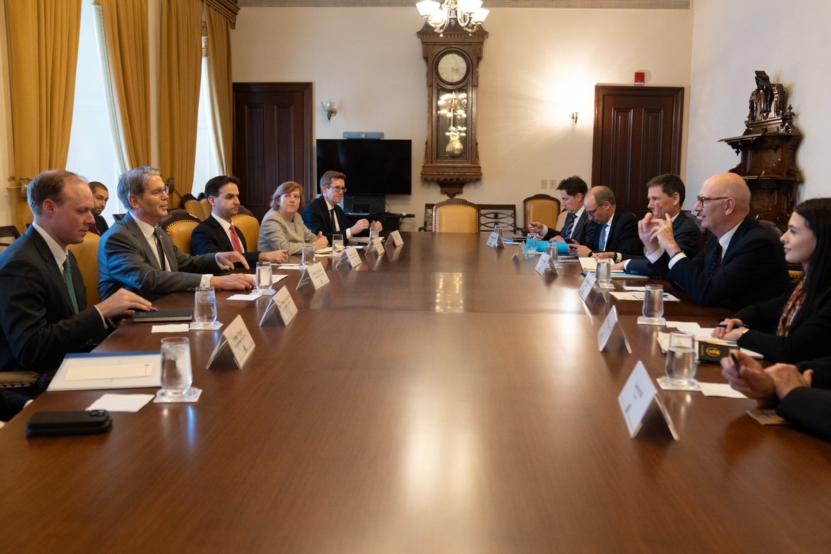 SecScottBessent's tweet image. Yesterday, I met with French Minister of Finance @RolandLescure to discuss ongoing economic cooperation between the United States and France.

We exchanged views on collaboration in areas such as critical minerals and multilateral economic priorities in advance of upcoming @G7