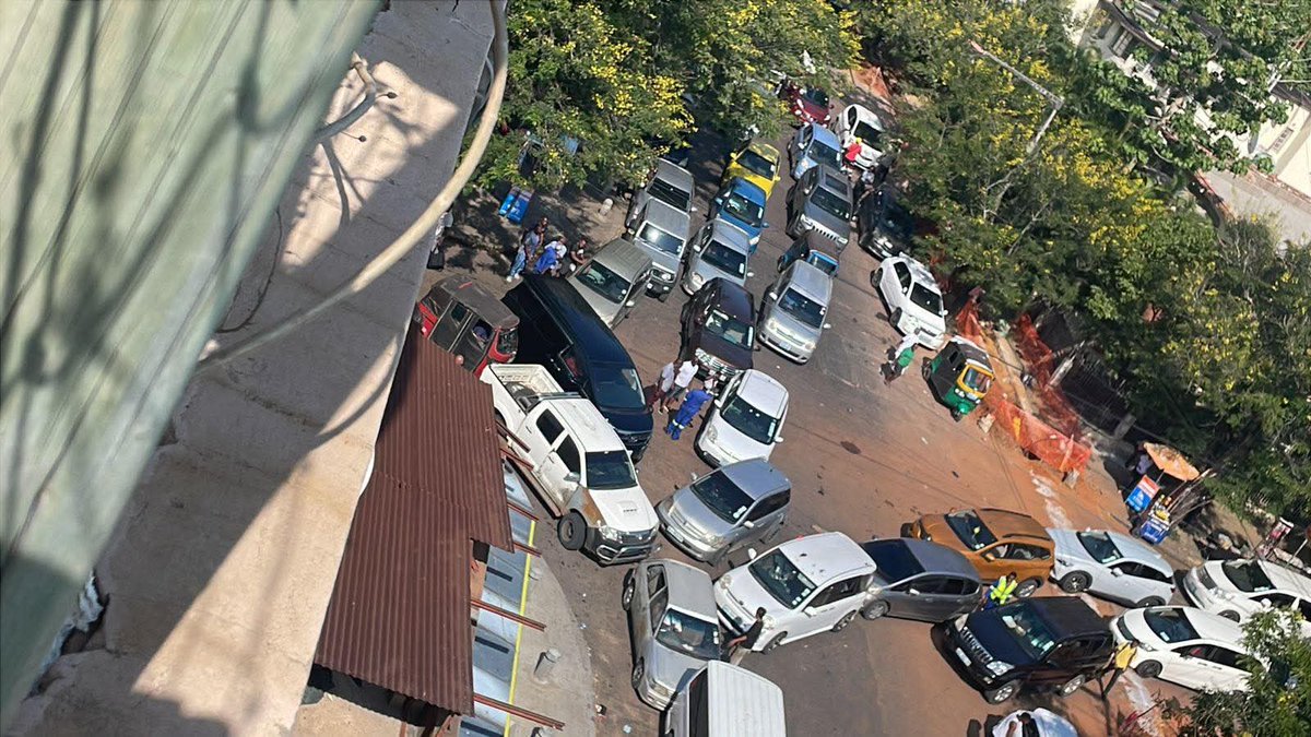 zenaidamz's tweet photo. Fuel crisis in Mozambique. Public transport operators say they will stop their cars if the situation is not resolved in the coming days. 
My personal experience: it took me almost 2 hours of queuing to get about 20 l of petrol, which is the limit imposed by the garage i went to. https://t.co/30SAad7x3H