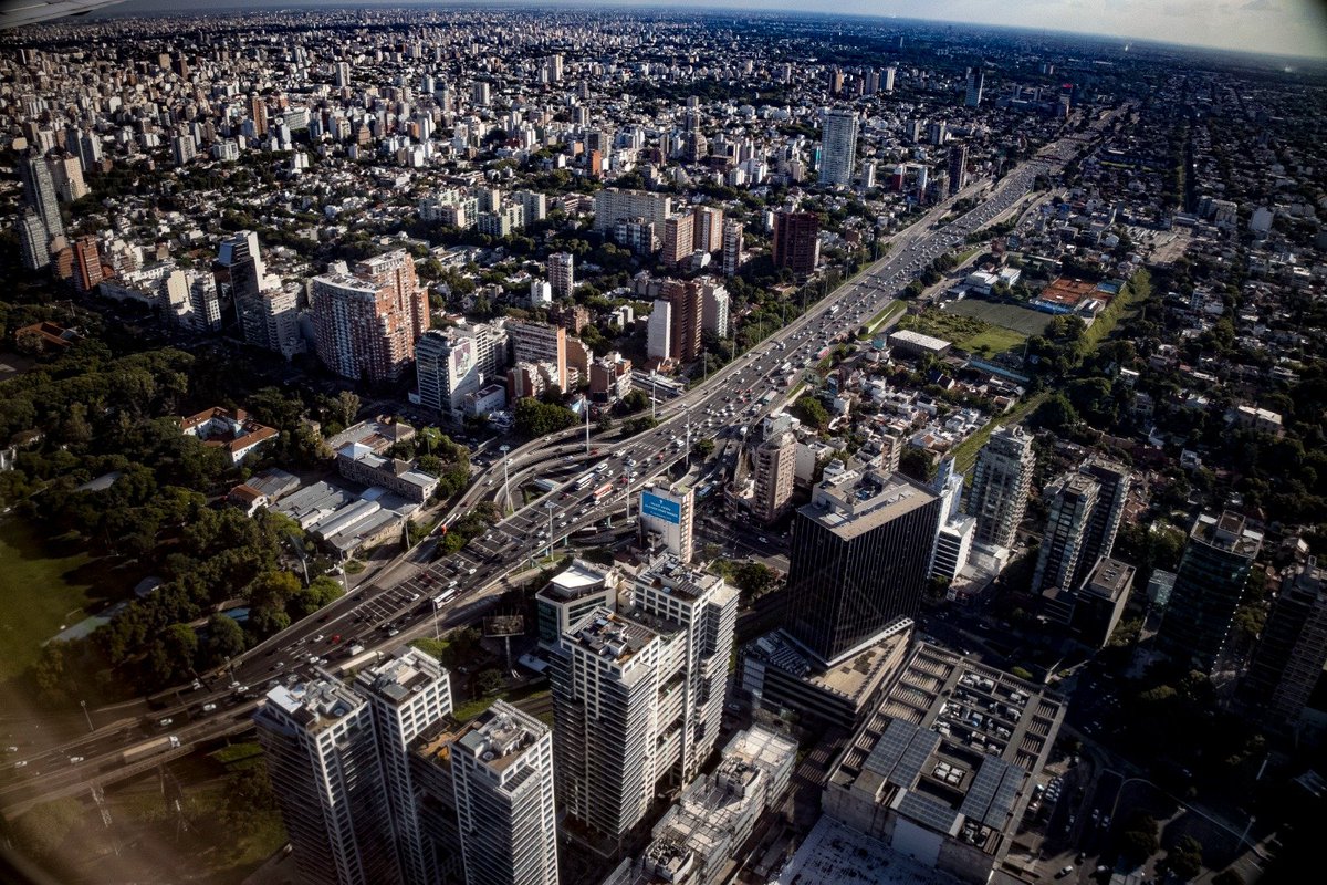 CELS_Argentina's tweet photo. ❌El proyecto de ley de Inviolabilidad de la Propiedad Privada pretende cambiar las reglas jurídicas sobre tenencia de la tierra para beneficiar a los actores privados más poderosos (nacionales y extranjeros) que van a lucrar con el extractivismo y el mercado inmobiliario.

Elimina las herramientas para regular la propiedad privada, fundamentales para garantizar los derechos para la vida de las personas.