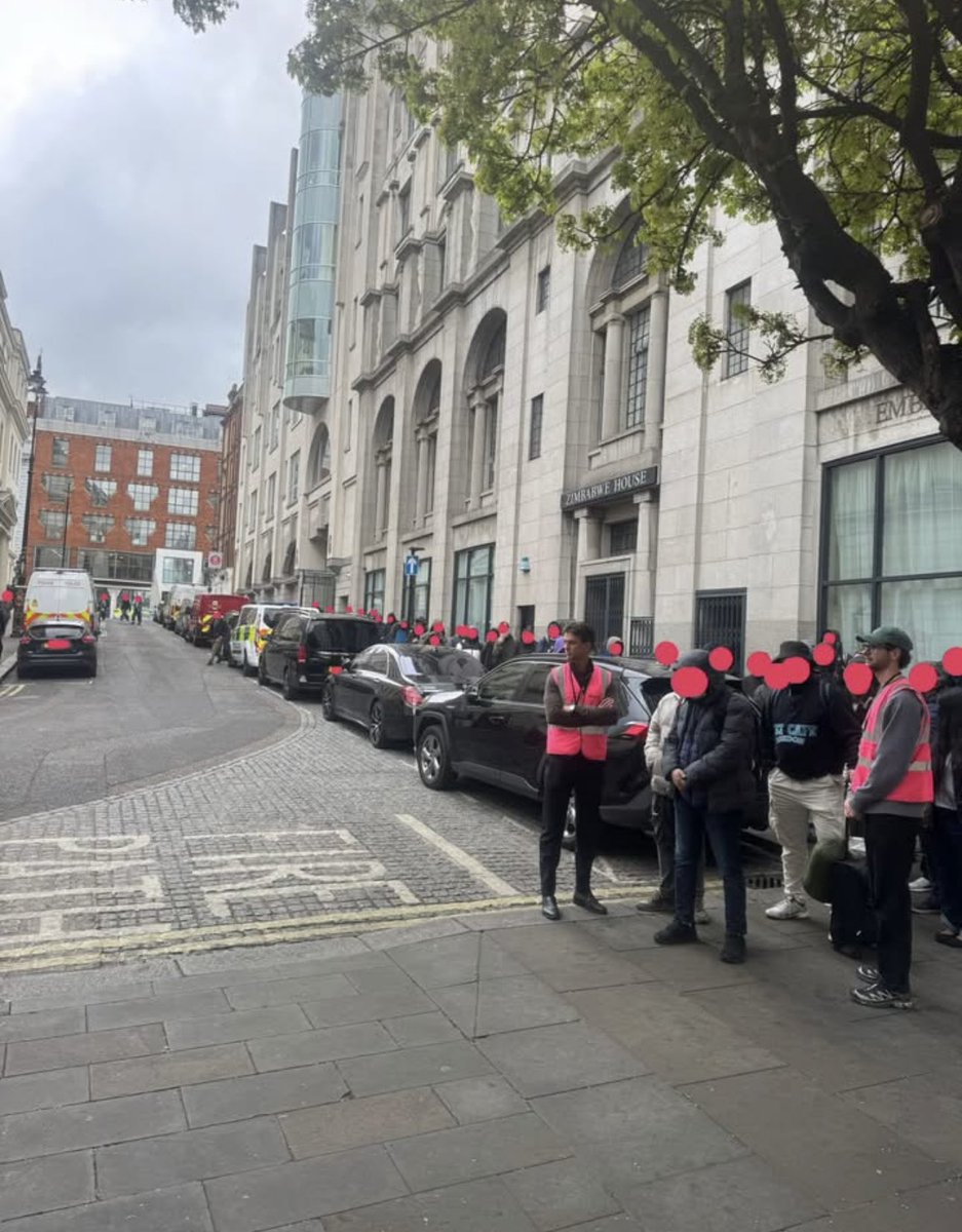 TeamFOELH's tweet photo. A very busy night at Charing Cross & the queue just kept coming.
130 hot meals, drinks, clothing & essentials all handed out but more importantly, support respect & a reminder no one is alone
Huge thanks to our donors & supporters you make this happen ๐
#KindnessIsContagious https://t.co/xVjC7B0vt7
