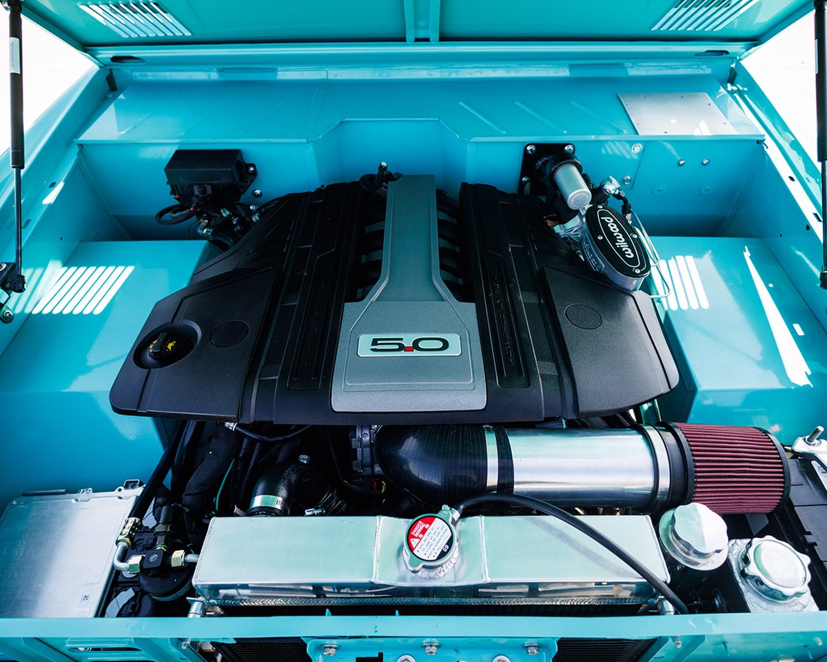 Barrett_Jackson's tweet image. Fresh color, fresh build. This custom 1971 @Ford #Bronco is powered by a brand-new #Ford Performance Gen 3 5.0-liter Coyote V-8 engine rated at 460hp, paired with a 10-speed automatic transmission. Selling with No Reserve at the 2026 #PalmBeach Auction.

bit.ly/PB26TW-1971For…