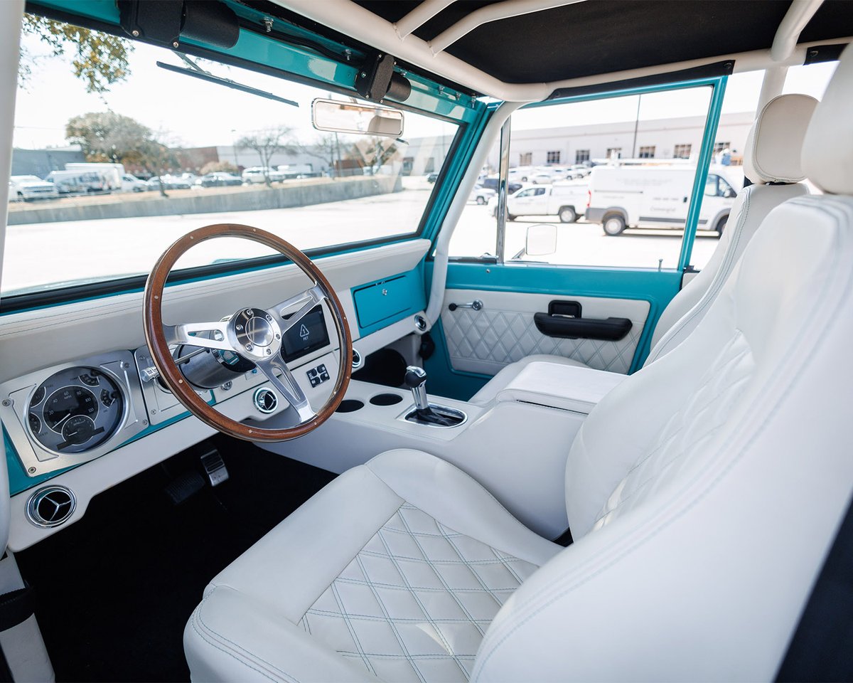 Barrett_Jackson's tweet image. Fresh color, fresh build. This custom 1971 @Ford #Bronco is powered by a brand-new #Ford Performance Gen 3 5.0-liter Coyote V-8 engine rated at 460hp, paired with a 10-speed automatic transmission. Selling with No Reserve at the 2026 #PalmBeach Auction.

bit.ly/PB26TW-1971For…