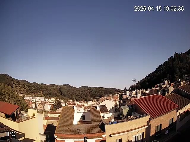 MeteoAdM's tweet image. #Bonvespre des de la part alta d'#ArenysdeMunt Avui, mentre que la mínima ha 📉 una mica respecte ahir (6,6°C), la màxima s'ha recuperat un pèl (19°C) en un nou dia radiant i transparent 👇